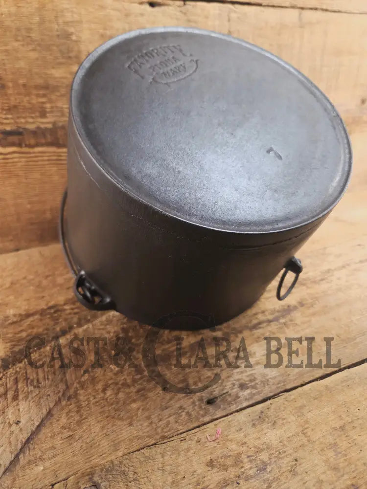 Priced to Sell and not seen often. 1930’s #7 Favorite Piqua flat bottom kettle. PERFECT daily user for soups stews and