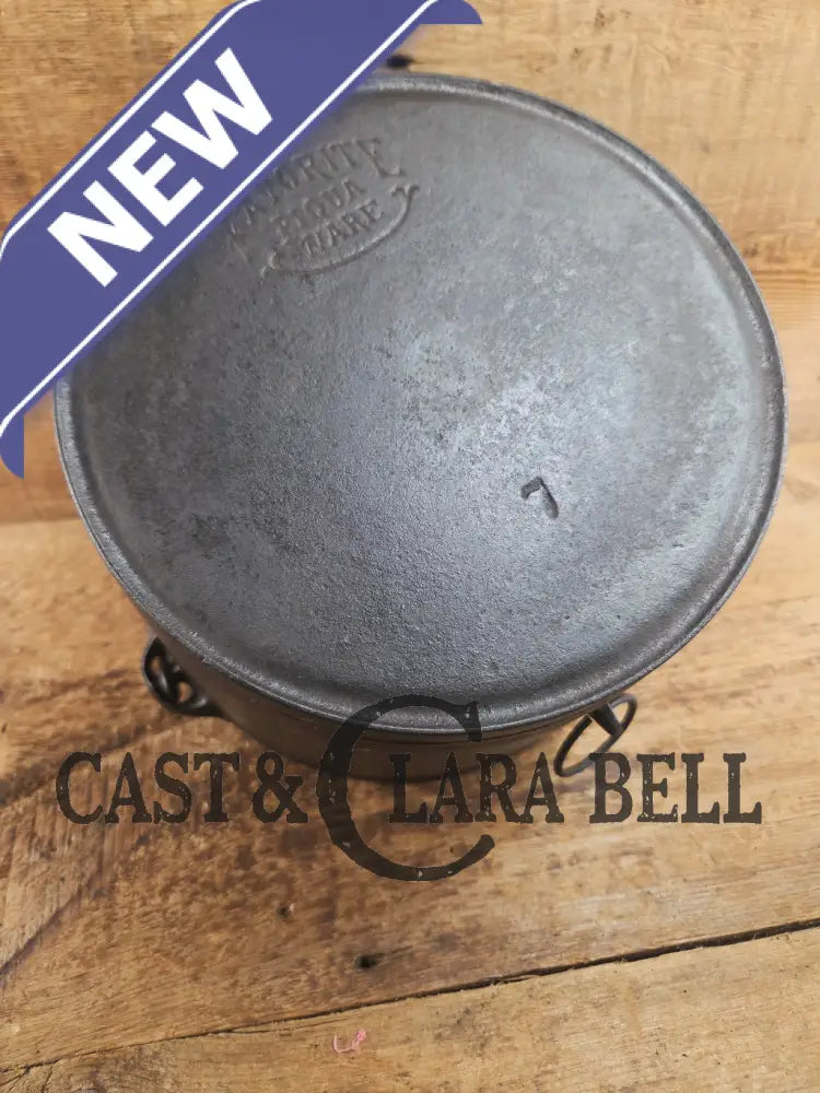 Priced to Sell and not seen often. 1930’s #7 Favorite Piqua flat bottom kettle. PERFECT daily user for soups stews and