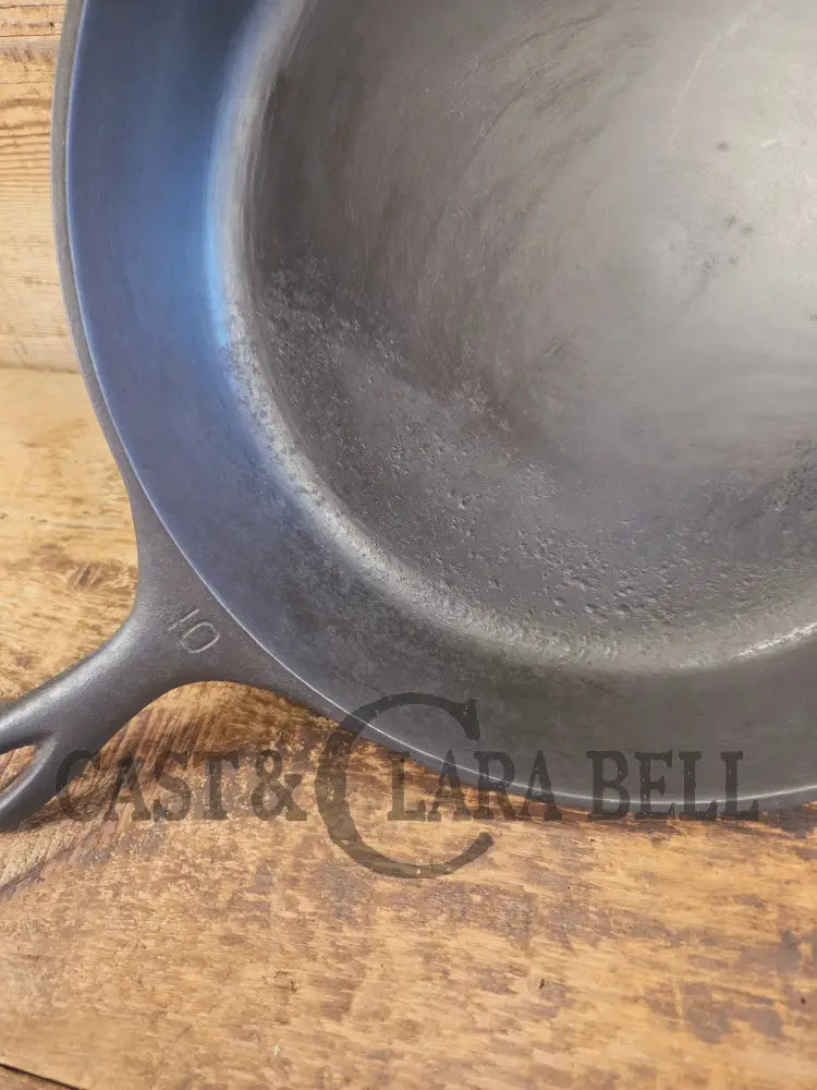 Priced to Sell! Big 1930’s Wagner Ware #10 Cast Iron Skillet with Stylized Logo 1060 C. Great Bacon skillet! - Skillet