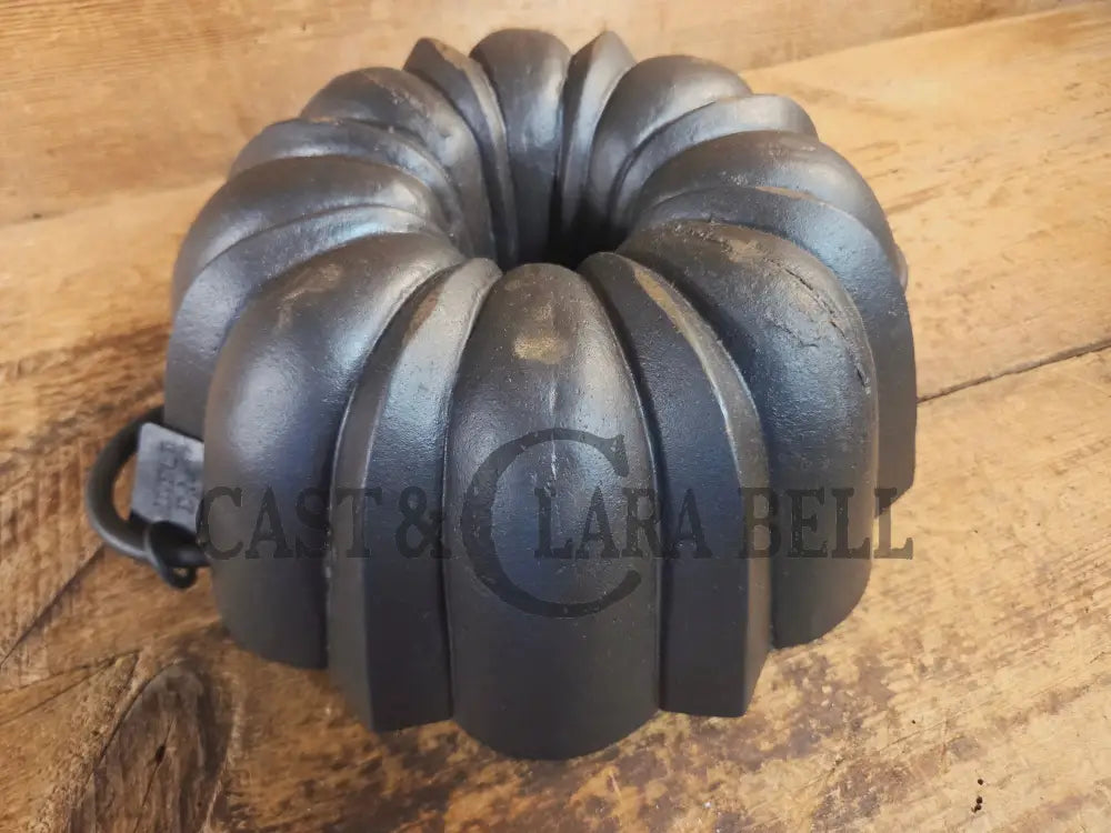 Priced to Sell. ’The Emperor’ traditional style cake pan unknown maker. 31 Cups!! Owner tag on pan. SEE DESCRIPTION