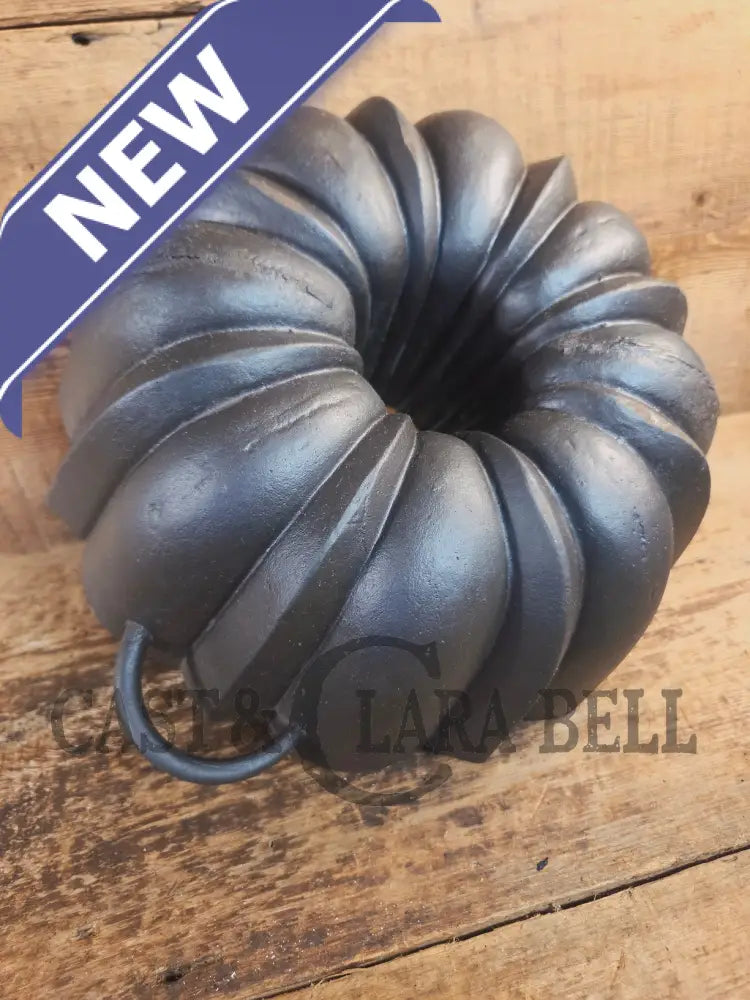 Priced to Sell. ’The Emperor’ traditional style cake pan unknown maker. 31 Cups!! Owner tag on pan. SEE DESCRIPTION