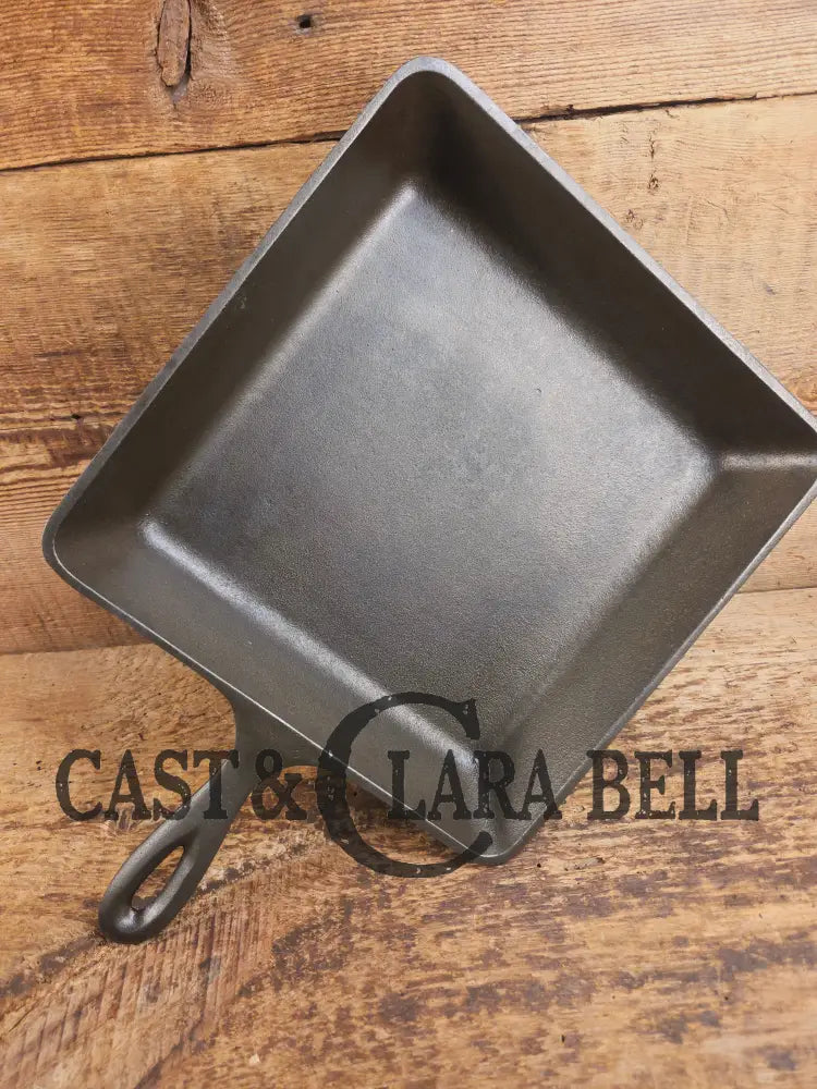 Sleek and elegant mid 1900’s Lodge square cast iron skillet. SQSK and #8 markings. Versatile pan for your arsenal!