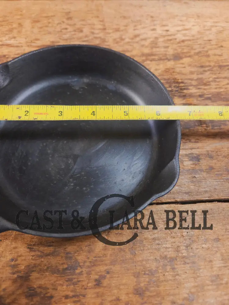 So cool! The hammered Unknown Foundry pointy handle #3 cast iron skillet. Maker Unknown great for sides! Skillet