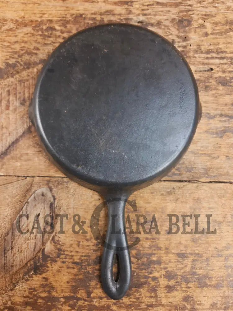 So cool! The hammered Unknown Foundry pointy handle #3 cast iron skillet. Maker Unknown great for sides! Skillet