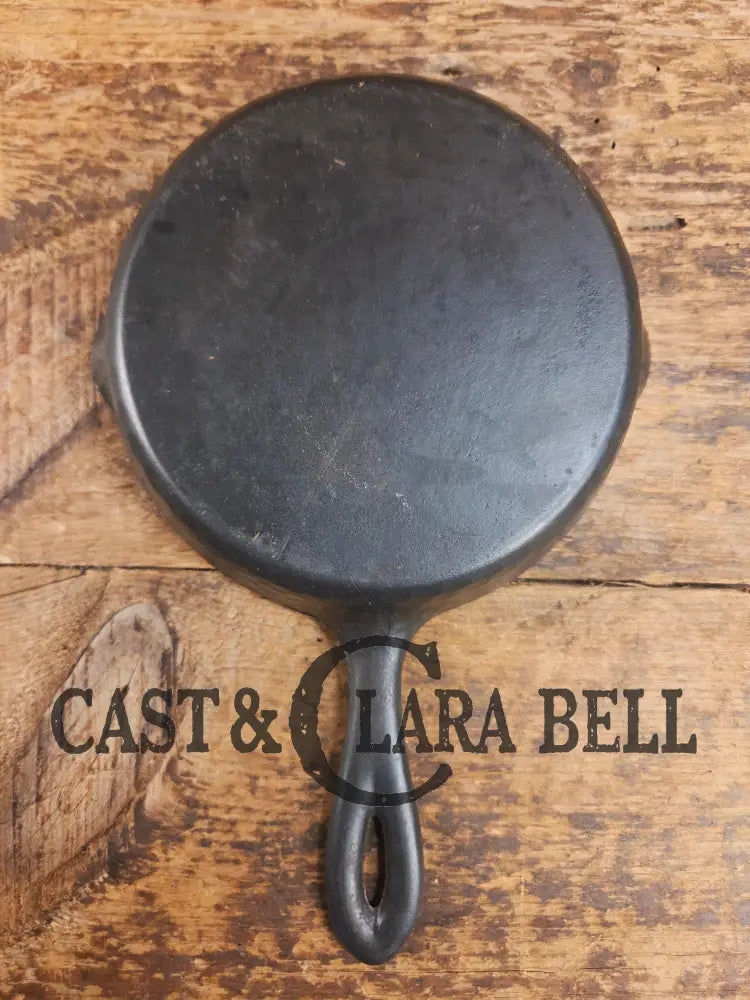 So cool! The hammered Unknown Foundry pointy handle #3 cast iron skillet. Maker Unknown great for sides! Skillet