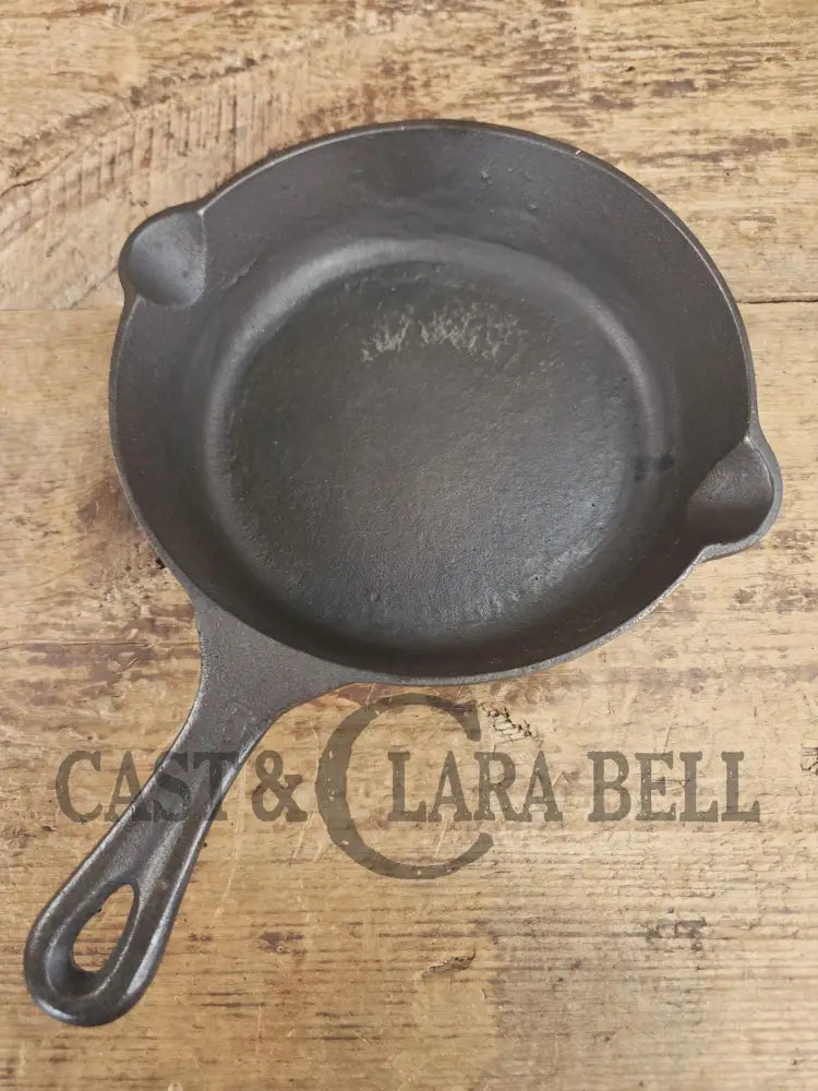 So cool! The ’hammered ugly’ #5 cast iron skillet. Maker Unknown great for sides! SC24 Skillet