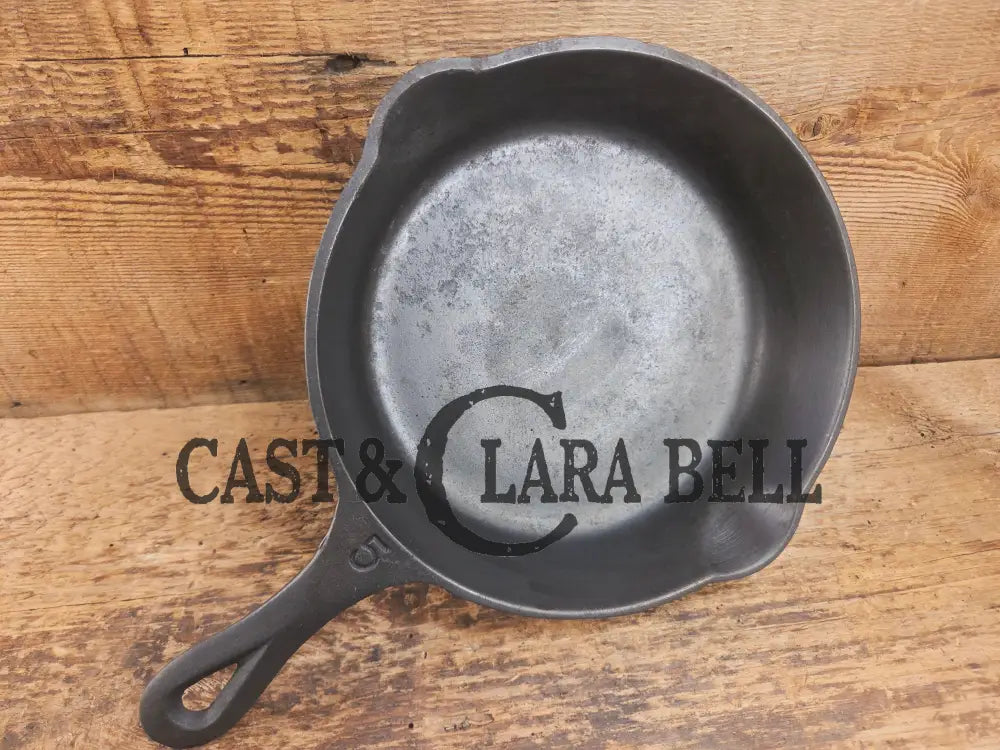 So cool! The hammered Unknown Foundry pointy handle #5 cast iron skillet. Maker Unknown great for sides! Skillet
