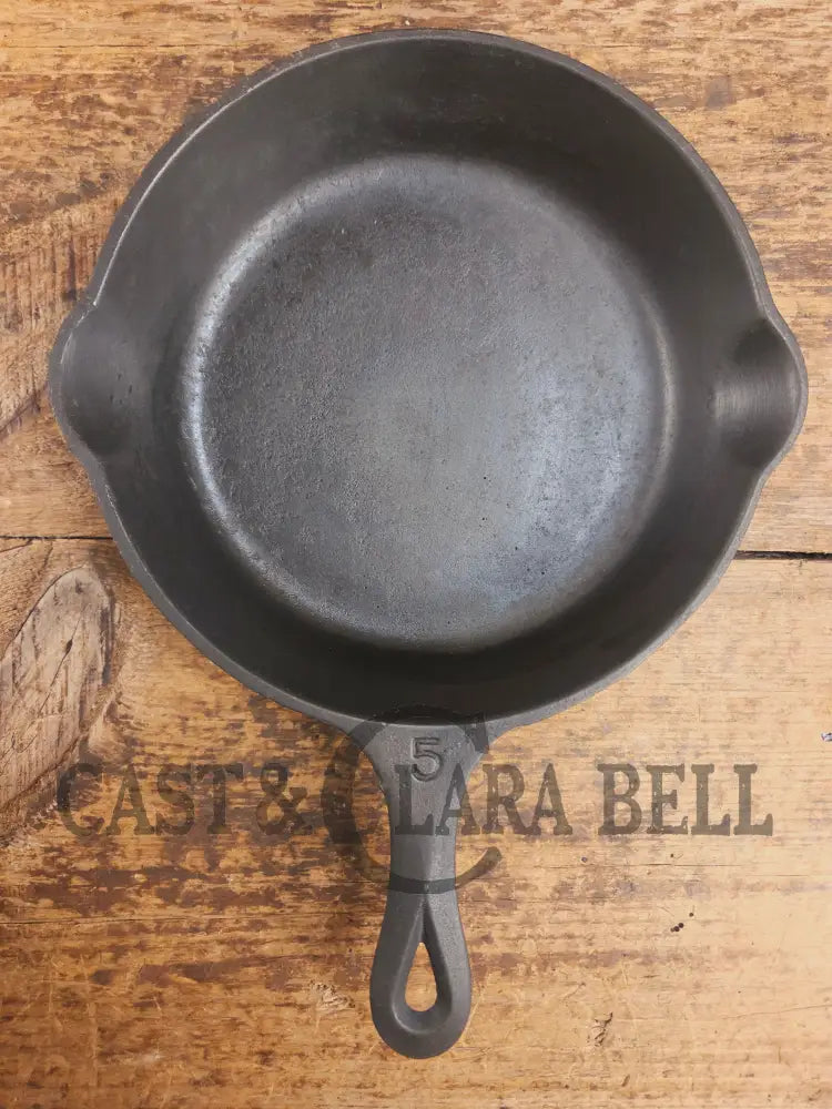 So cool! The hammered Unknown Foundry pointy handle #5 cast iron skillet. Maker Unknown great for sides! Skillet