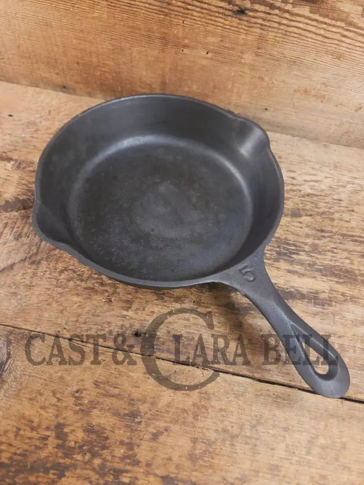 So cool! The hammered Unknown Foundry pointy handle #5 cast iron skillet. Maker Unknown great for sides! Skillet
