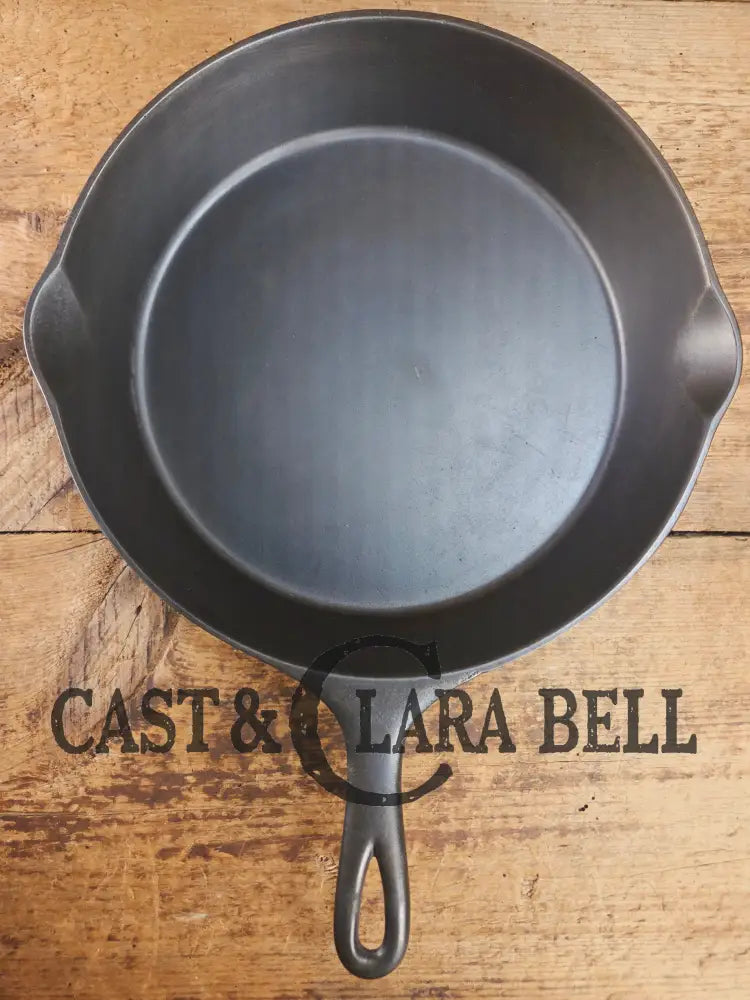 So unique and harder to find! Wagner made 1910’s Arc straight logo Sidney O. #9 Skillet with Heat Ring Skillet