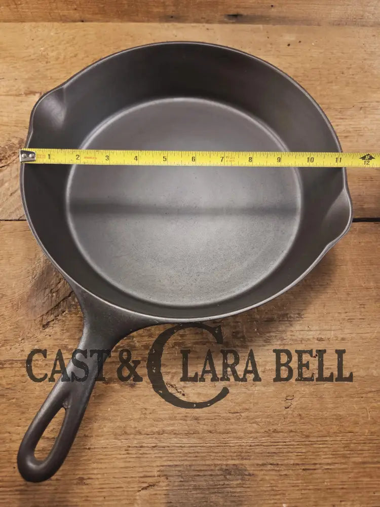 So unique and harder to find! Wagner made 1910’s Arc straight logo Sidney O. #9 Skillet with Heat Ring