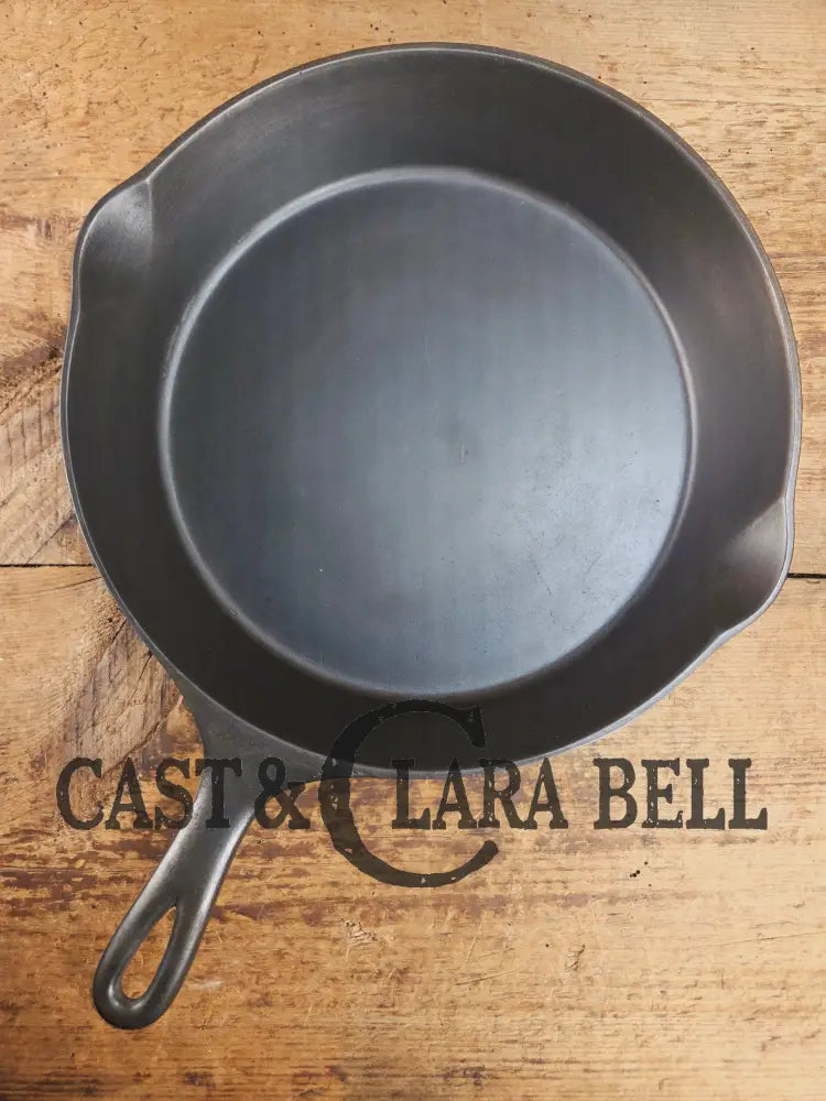 So unique and harder to find! Wagner made 1910’s Arc straight logo Sidney O. #9 Skillet with Heat Ring Skillet