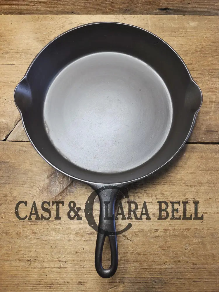 So unique and harder to find! Wagner made 1910’s Arc straight logo Sidney O. #9 Skillet with Heat Ring Skillet