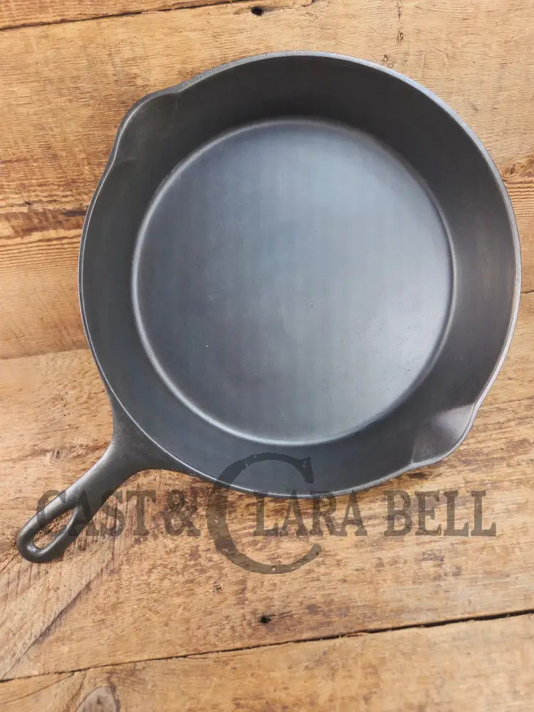 So unique and harder to find! Wagner made 1910’s Arc straight logo Sidney O. #9 Skillet with Heat Ring Skillet