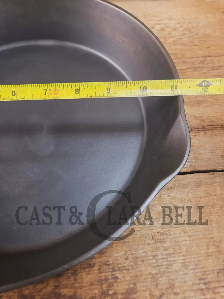 So unique and harder to find! Wagner made 1910’s Arc straight logo Sidney O. #9 Skillet with Heat Ring Skillet