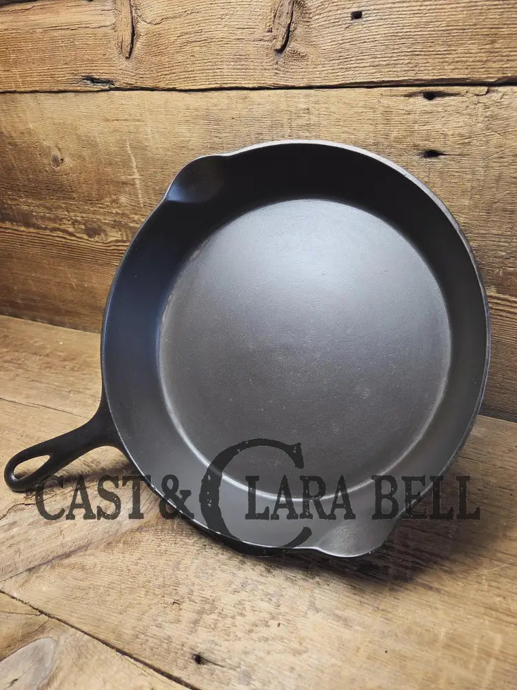 So unique and harder to find! Wagner made 1910’s Arc straight logo Sidney O. #9 Skillet with Heat Ring Skillet