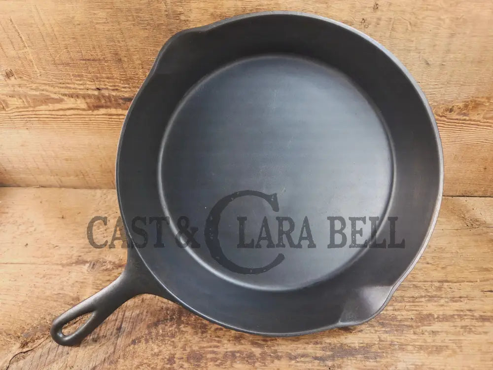 So unique and harder to find! Wagner made 1910’s Arc straight logo Sidney O. #9 Skillet with Heat Ring Skillet