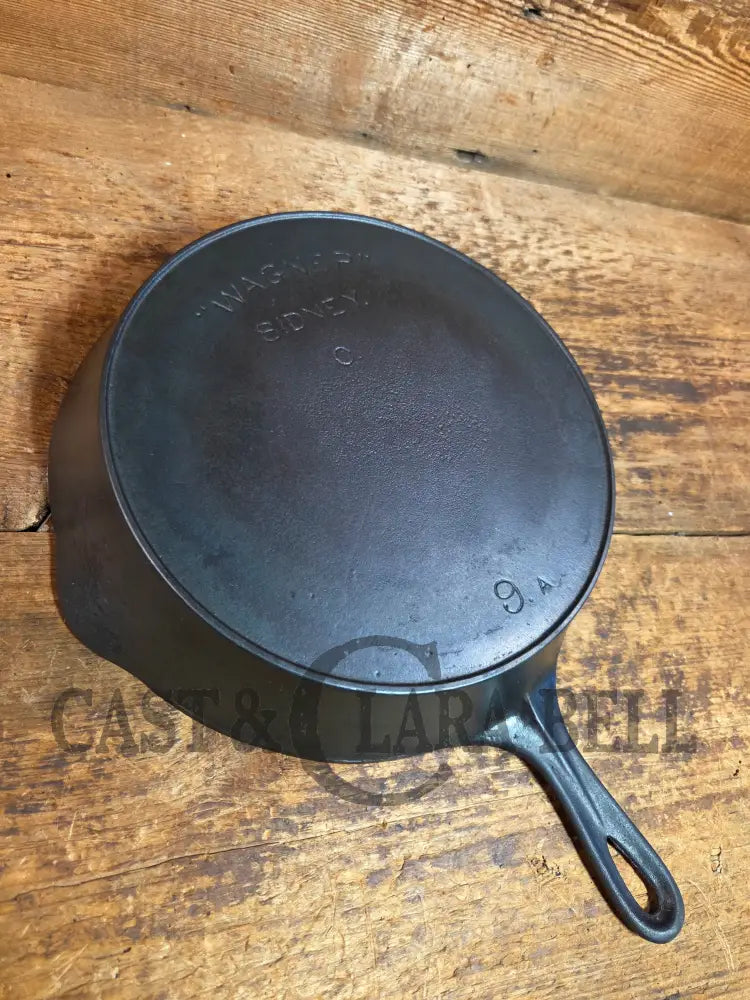 So unique and harder to find! Wagner made 1910’s Arc straight logo Sidney O. #9A Skillet - Skillet
