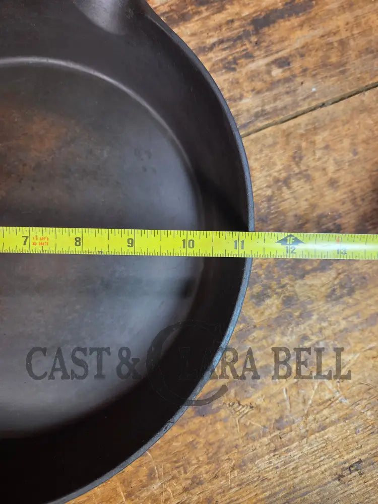 So unique and harder to find! Wagner made 1910’s Arc straight logo Sidney O. #9A Skillet - Skillet