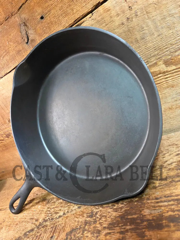 So unique and harder to find! Wagner made 1910’s Arc straight logo Sidney O. #9A Skillet - Skillet