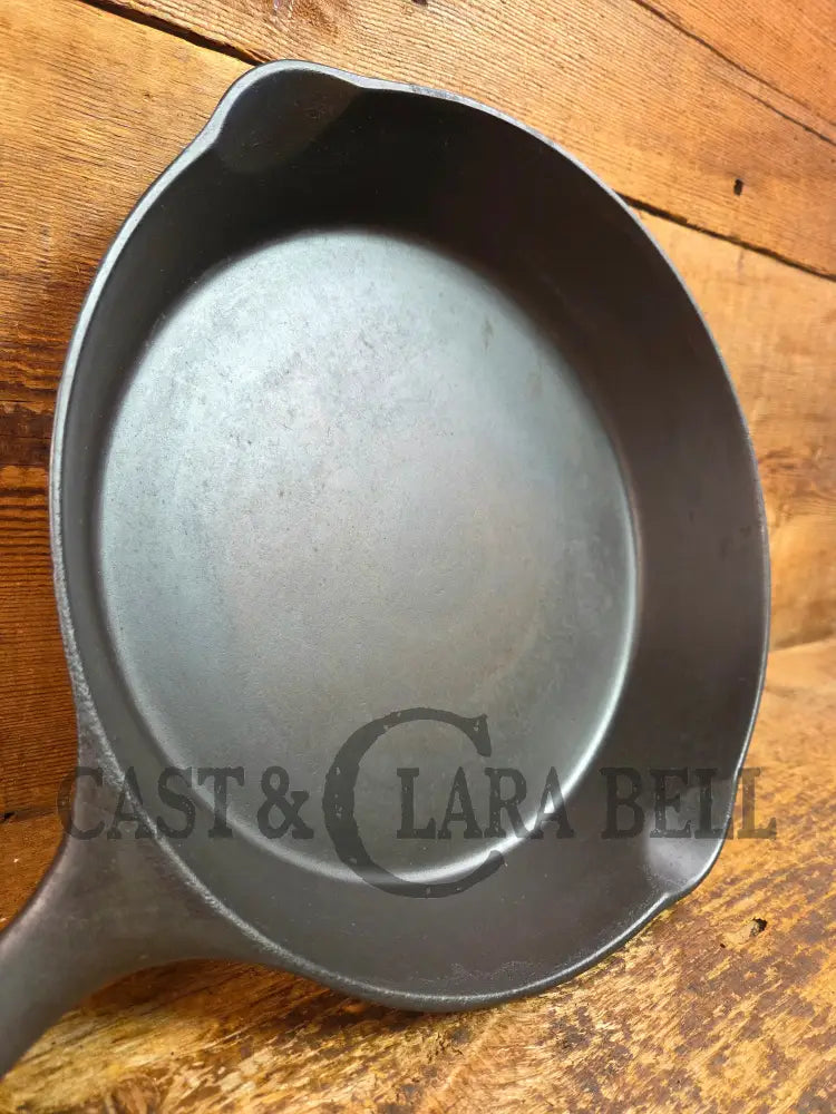 So unique and harder to find! Wagner made 1910’s Arc straight logo Sidney O. #9A Skillet - Skillet