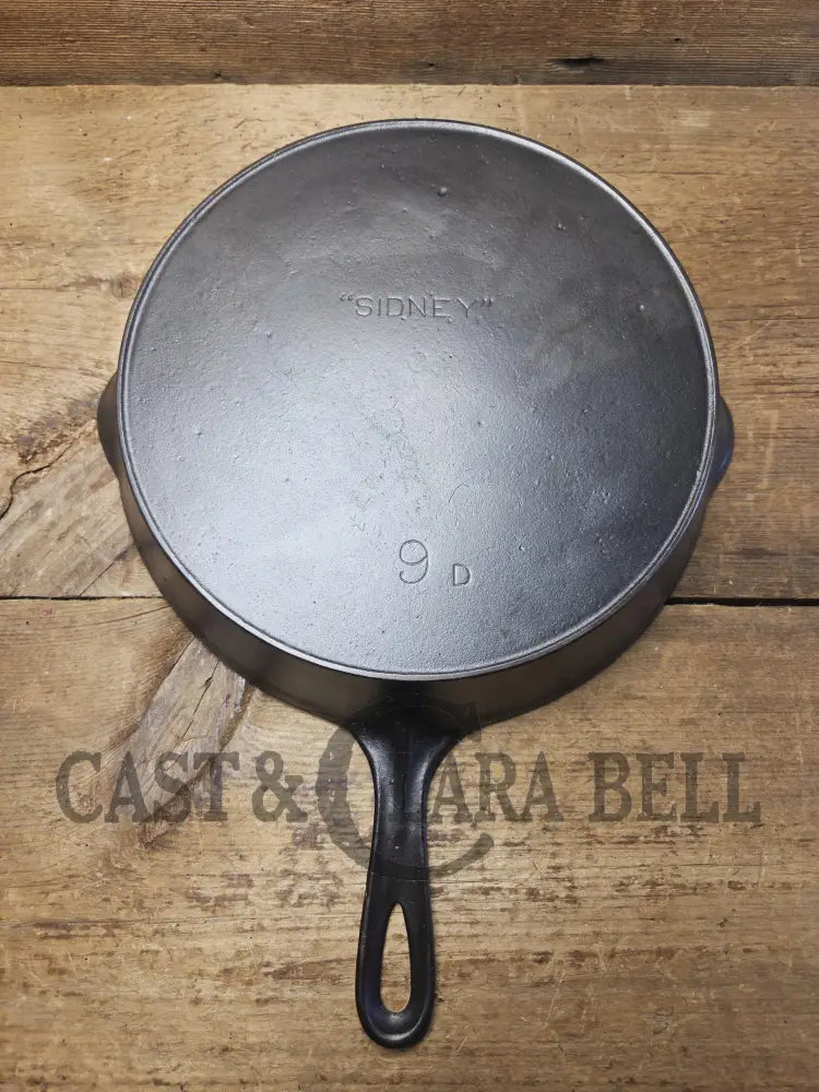 So unique and harder to find! Wagner made 1910’s Arc straight logo Sidney O. #9 Skillet with Heat Ring Skillet