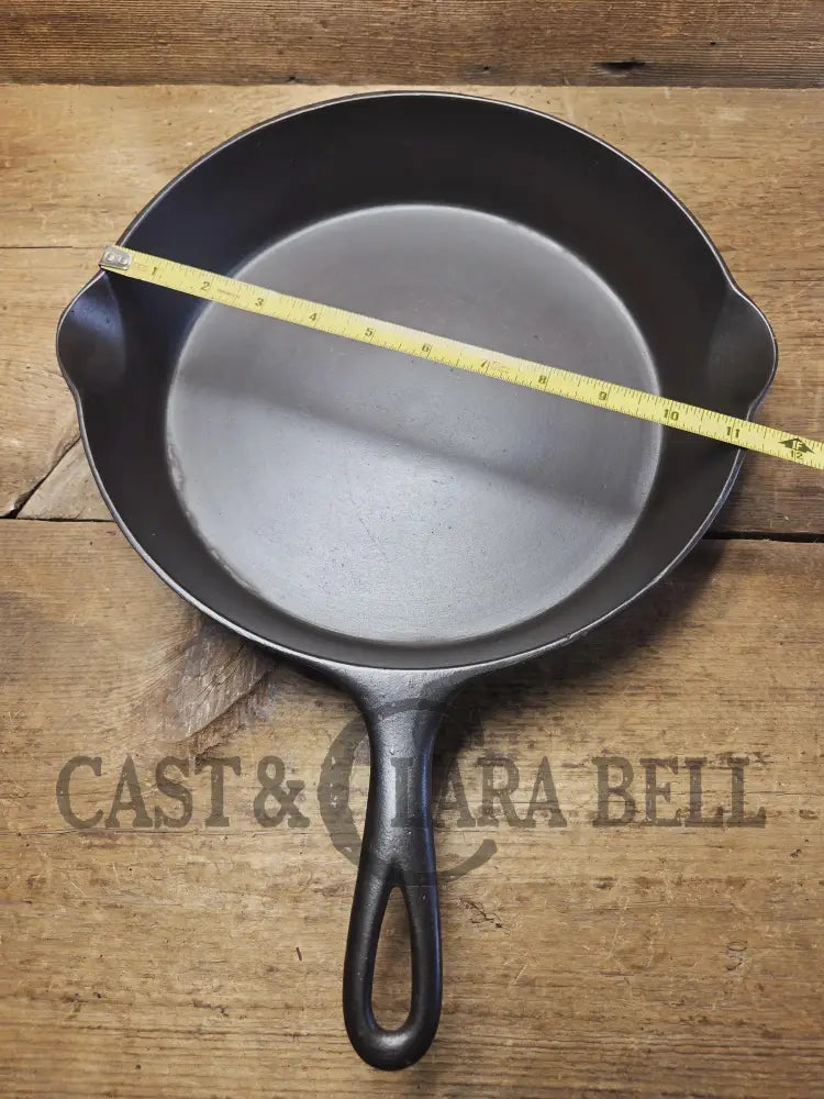 So unique and harder to find! Wagner made 1910’s Arc straight logo Sidney O. #9 Skillet with Heat Ring Skillet