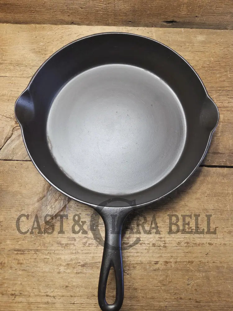 So unique and harder to find! Wagner made 1910’s Arc straight logo Sidney O. #9 Skillet with Heat Ring Skillet