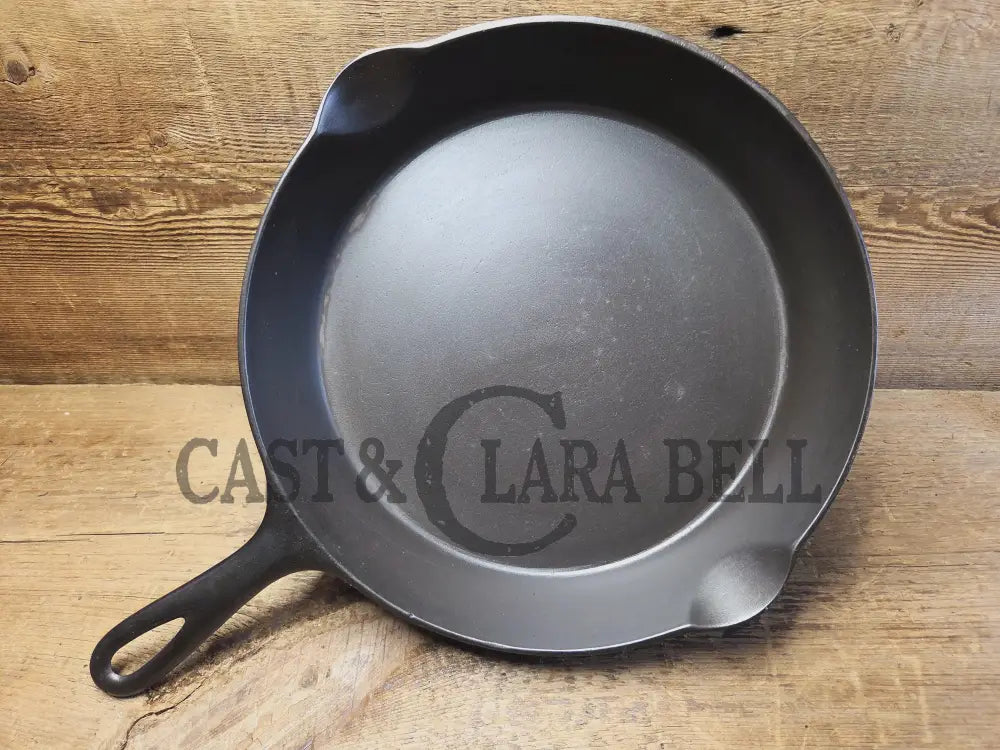 So unique and harder to find! Wagner made 1910’s Arc straight logo Sidney O. #9 Skillet with Heat Ring Skillet
