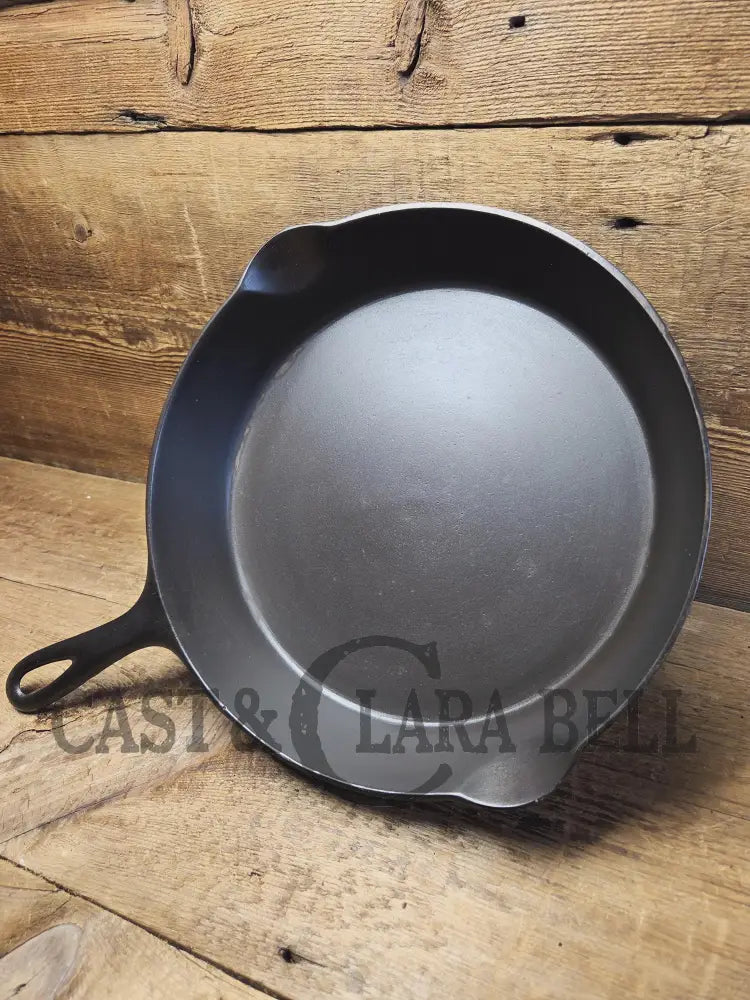 So unique and harder to find! Wagner made 1910’s Arc straight logo Sidney O. #9 Skillet with Heat Ring Skillet