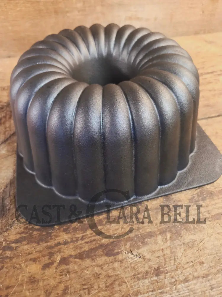 So unique! ’The Pauper’ fluted style cake pan unknown maker. 12 Cups Square base - Bakeware