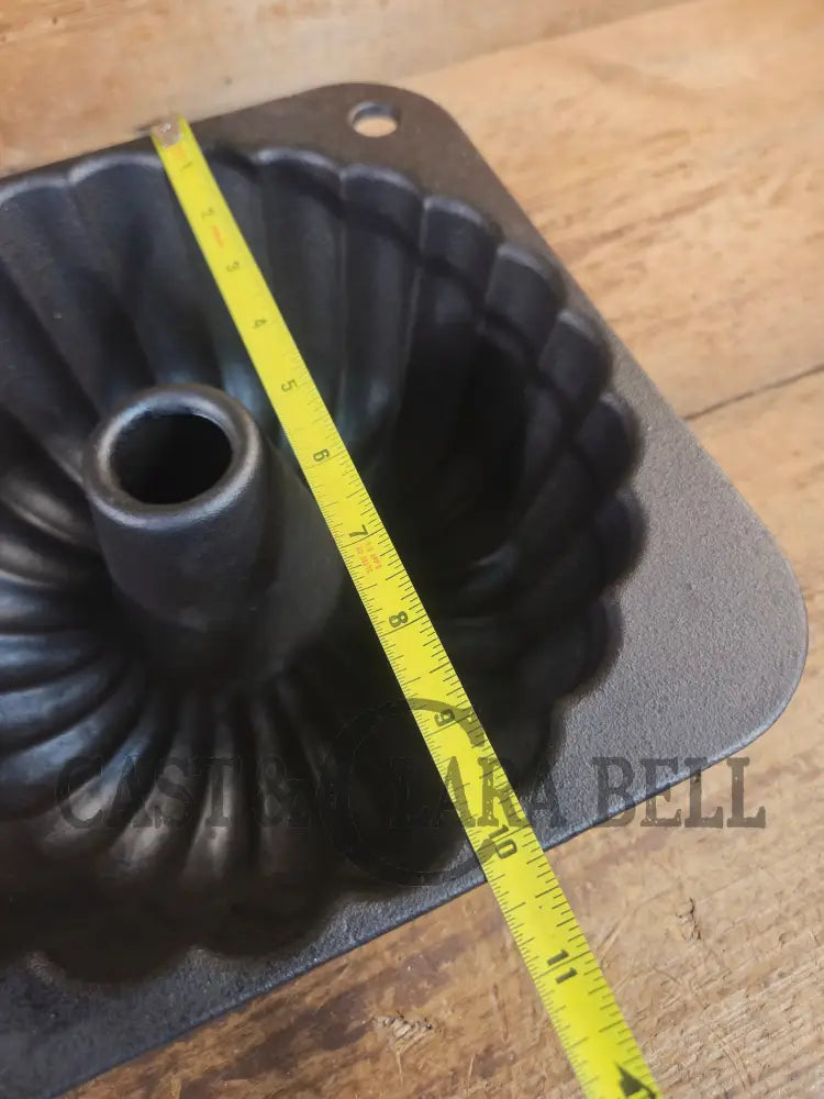 So unique! ’The Pauper’ fluted style cake pan unknown maker. 12 Cups Square base - Bakeware