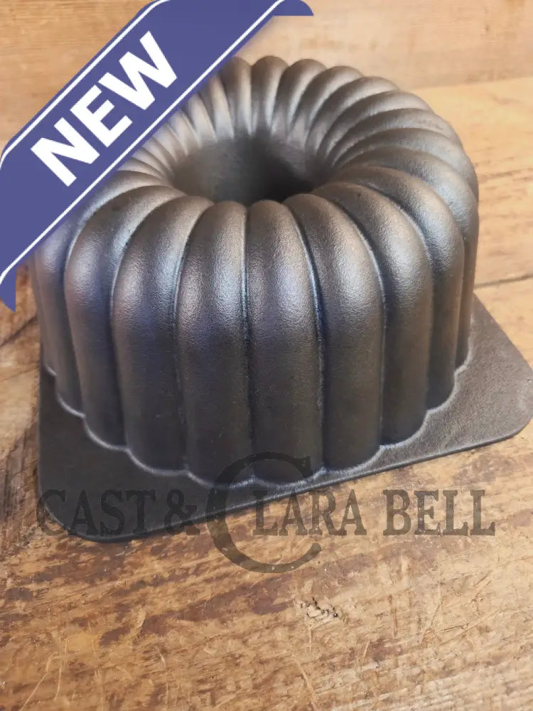 So unique! ’The Pauper’ fluted style cake pan unknown maker. 12 Cups Square base - Bakeware