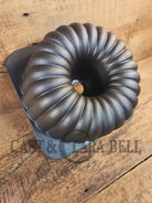 So unique! ’The Pauper’ fluted style cake pan unknown maker. 12 Cups Square base - Bakeware