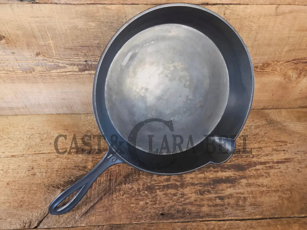 Stunner. Antique gate-marked unknown #10 skillet. Est 1880’s. RIGHT single spout heat ring bottom w/ pointy handle