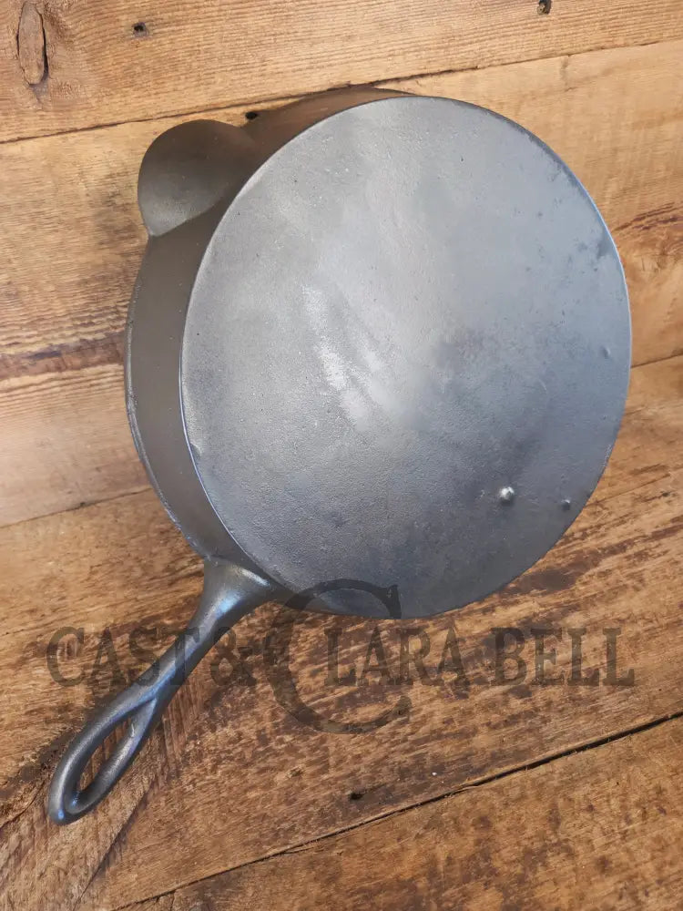 Stunner. Antique gate-marked unknown #10 skillet. Est 1880’s. RIGHT single spout heat ring bottom w/ pointy handle