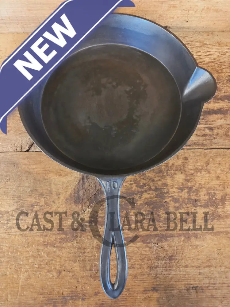 Stunner. Antique gate-marked unknown #10 skillet. Est 1880’s. RIGHT single spout heat ring bottom w/ pointy handle
