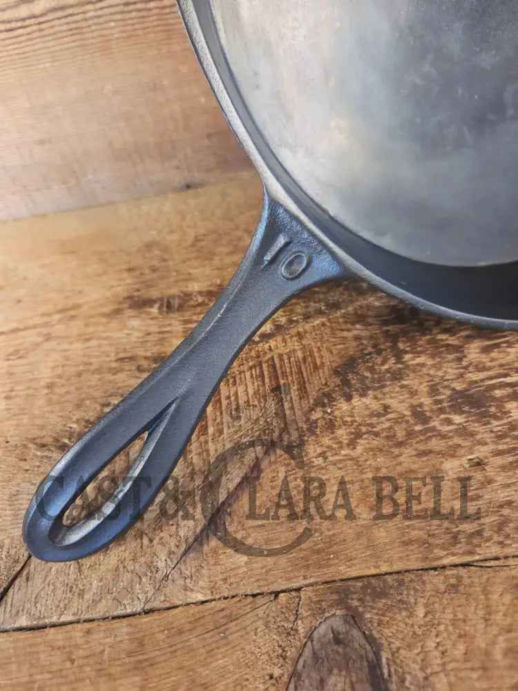 Stunner. Antique gate-marked unknown #10 skillet. Est 1880’s. RIGHT single spout heat ring bottom w/ pointy handle