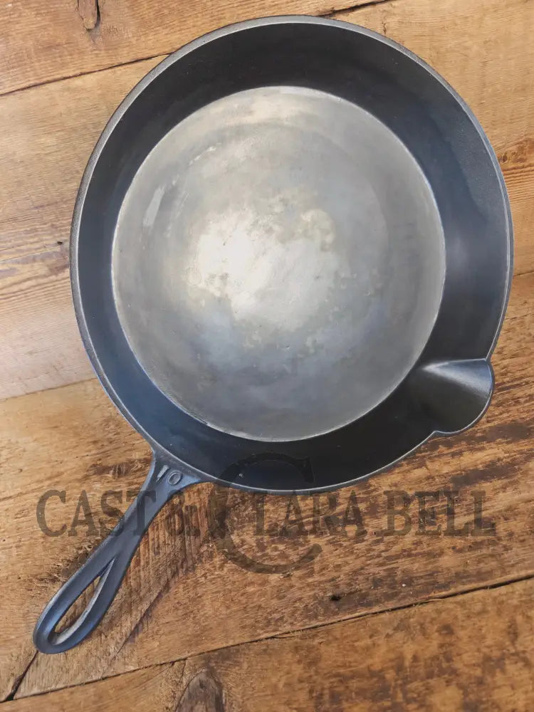 Stunner. Antique gate-marked unknown #10 skillet. Est 1880’s. RIGHT single spout heat ring bottom w/ pointy handle