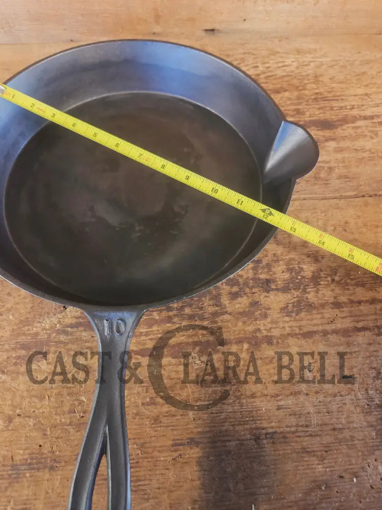 Stunner. Antique gate-marked unknown #10 skillet. Est 1880’s. RIGHT single spout heat ring bottom w/ pointy handle