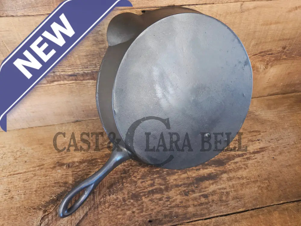 Stunner. Antique gate-marked unknown #10 skillet. Est 1880’s. RIGHT single spout heat ring bottom w/ pointy handle