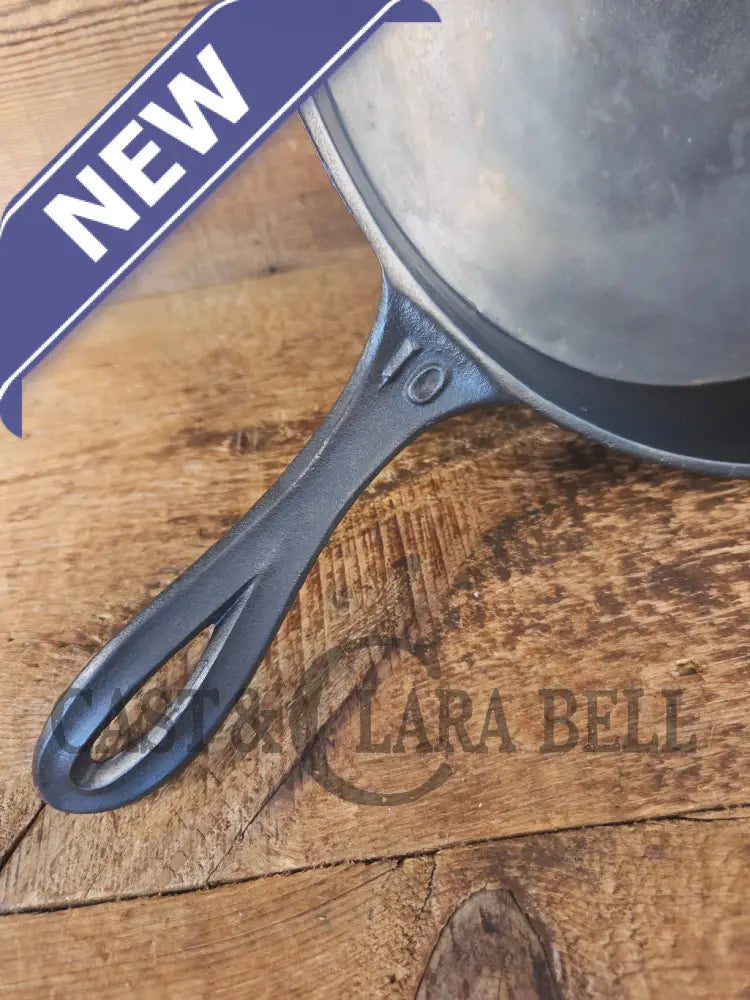 Stunner. Antique gate-marked unknown #10 skillet. Est 1880’s. RIGHT single spout heat ring bottom w/ pointy handle