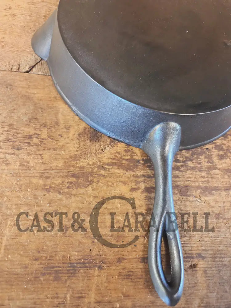 Stunner. Antique gate-marked unknown #10 skillet. Est 1880’s. RIGHT single spout heat ring bottom w/ pointy handle