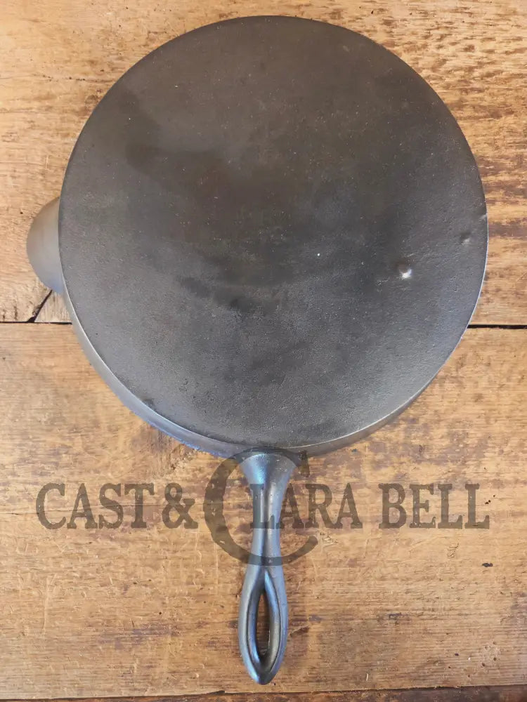 Stunner. Antique gate-marked unknown #10 skillet. Est 1880’s. RIGHT single spout heat ring bottom w/ pointy handle