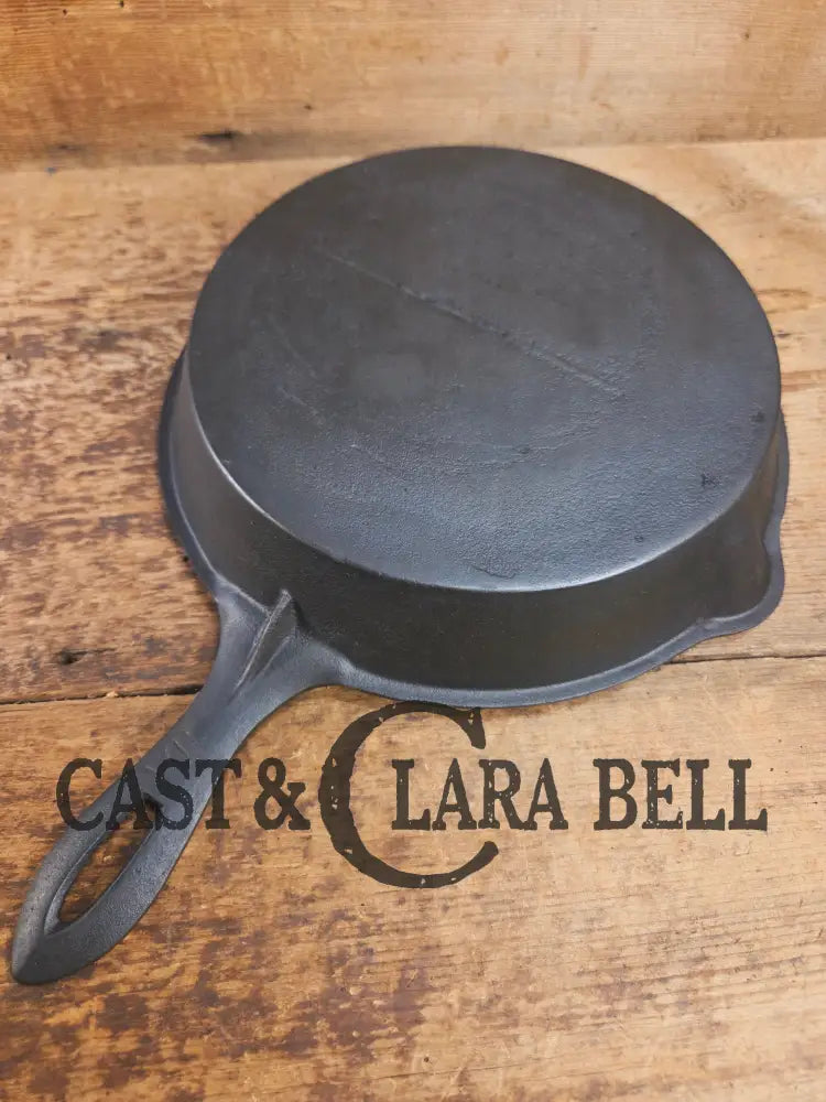 Stunner. Antique gate-marked unknown #9 skillet. Est 1880’s. Left single spout heat ring bottom w/ pointy handle Skillet