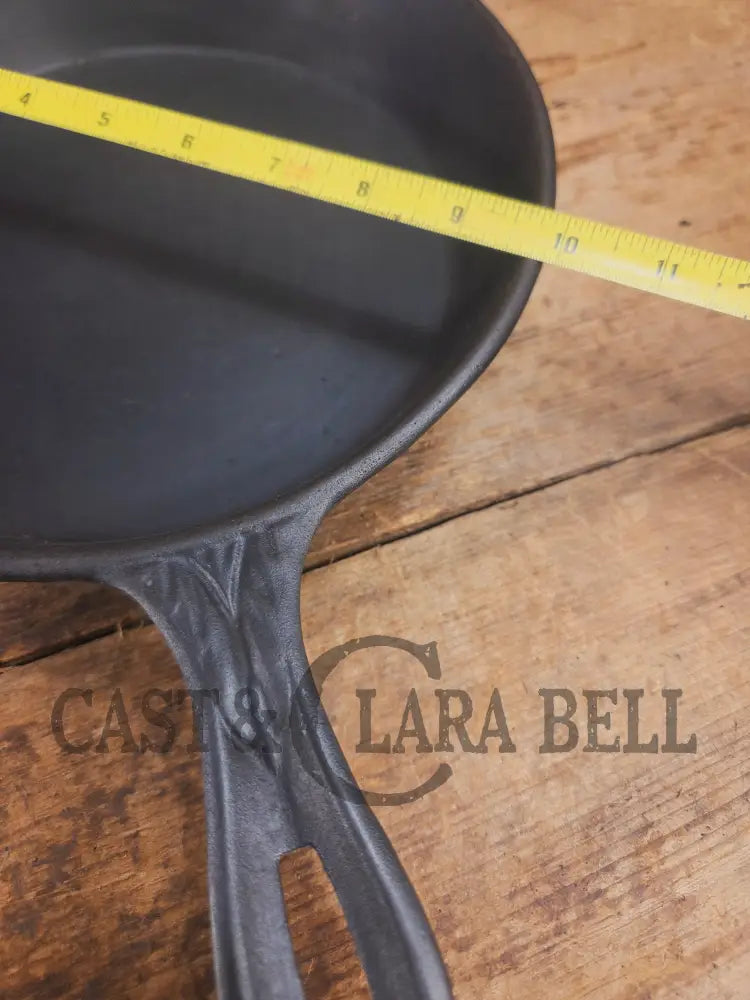 Stunner. Antique gate-marked unknown #9 skillet. Est 1880’s. Left single spout heat ring bottom w/ pointy handle Skillet