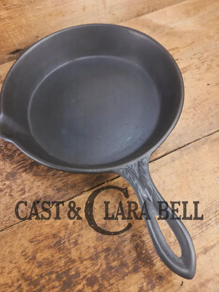 Stunner. Antique gate-marked unknown #9 skillet. Est 1880’s. Left single spout heat ring bottom w/ pointy handle Skillet
