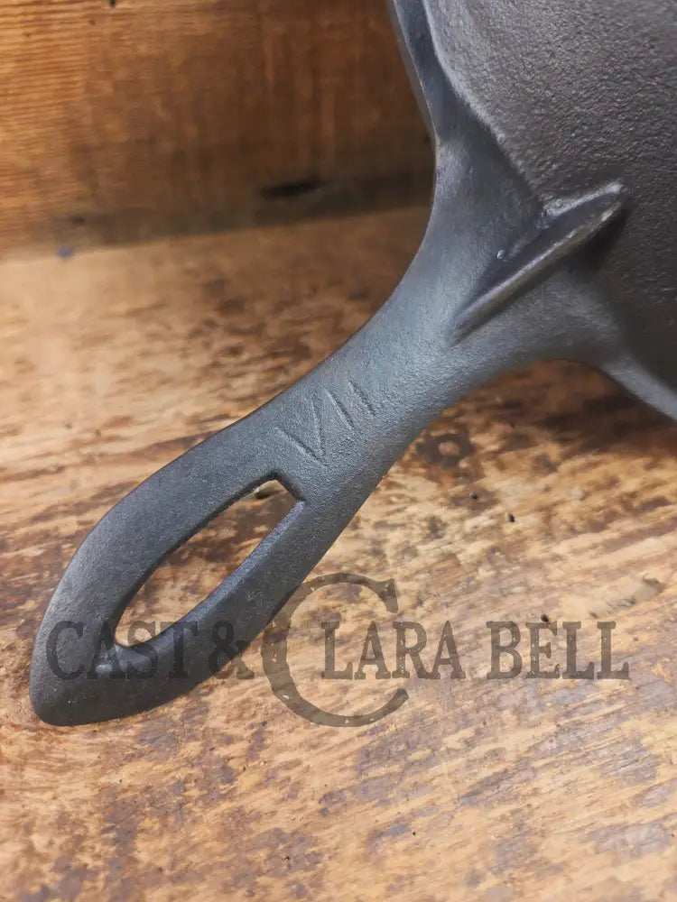 Stunner. Antique gate-marked unknown #9 skillet. Est 1880’s. Left single spout heat ring bottom w/ pointy handle Skillet