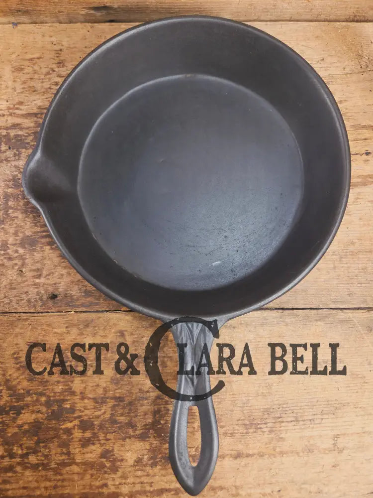 Stunner. Antique gate-marked unknown #9 skillet. Est 1880’s. Left single spout heat ring bottom w/ pointy handle Skillet