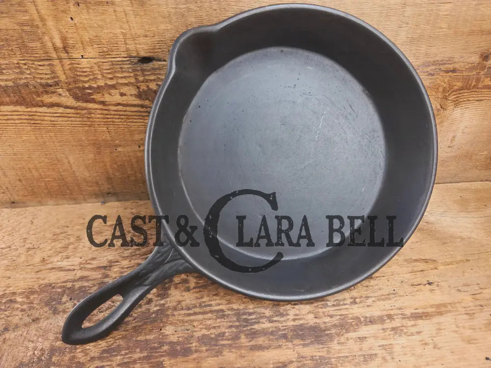 Stunner. Antique gate-marked unknown #9 skillet. Est 1880’s. Left single spout heat ring bottom w/ pointy handle Skillet